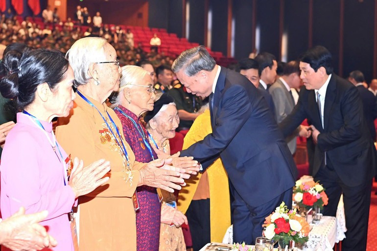 General Secretary To Lam and President Luong Cuong met and spoke with Heroic Vietnamese Mothers at the gathering of people with meritorious service and exemplary historical witnesses. (Photo: DANG KHOA) mevietnamanhhung-01925.jpg