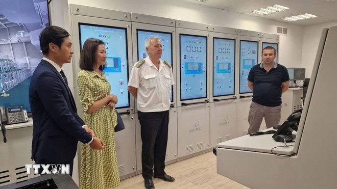Director of the Nikola Vaptsarov Naval Academy Rear Admiral Kalin Kalinov (third from left) introduces the academy's operations centre to Vietnamese Ambassador Nguyen Thi Minh Nguyet. (Photo: VNA) Director of the Nikola Vaptsarov Naval Academy Rear Admiral Kalin Kalinov (third from left) introduces the academy's operations centre to Vietnamese Ambassador Nguyen Thi Minh Nguyet. (Photo: VNA)