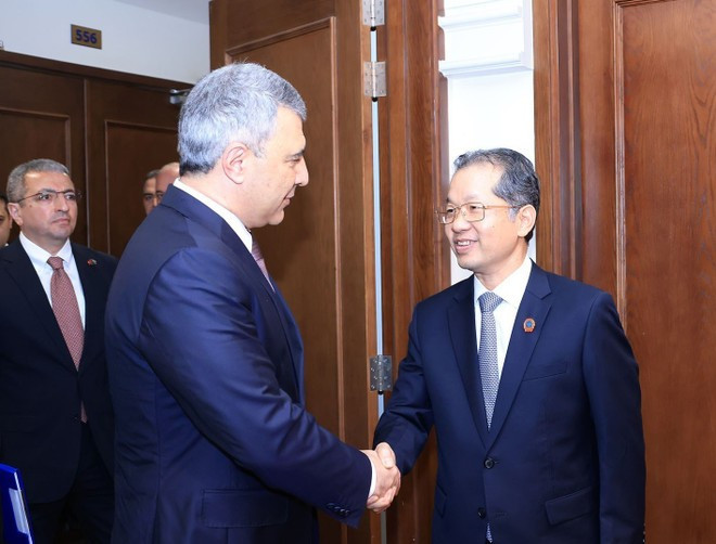 Chief Justice of the Supreme People’s Court of Viet Nam Nguyen Van Quang (right) welcomes Chief Justice of the Supreme Court of Azerbaijan Inam Imdad Karimov on December 2. (Photo: VNA)