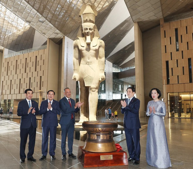 President Luong Cuong (second from right) presents a replica of Viet Nam’s Ngoc Lu bronze drum to the Grand Egyptian Museum on August 4. (Photo: VNA) President Luong Cuong (second from right) presents a replica of Viet Nam’s Ngoc Lu bronze drum to the Grand Egyptian Museum on August 4. (Photo: VNA)