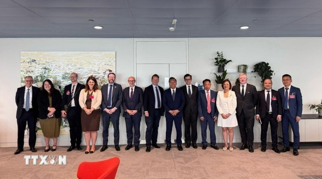 Leaders and representatives from ministries and the embassies of both countries pose for a group photo at the third meeting of the UKVFTA Trade Committee. (Photo: VNA) Leaders and representatives from ministries and the embassies of both countries pose for a group photo at the third meeting of the UKVFTA Trade Committee. (Photo: VNA)