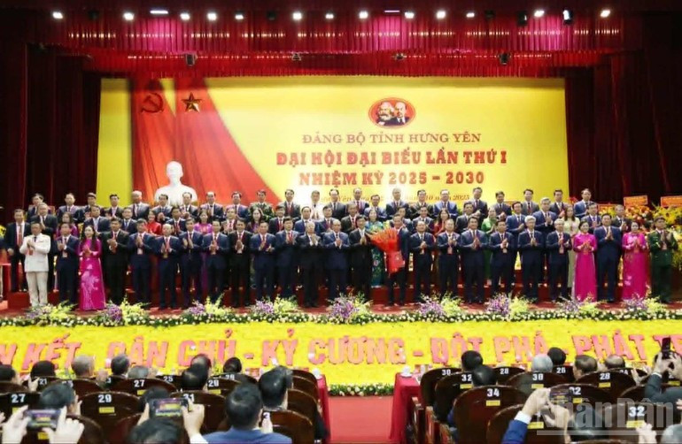 The new Executive Board of the Hung Yen Provincial Party Committee for the 2025–2030 term makes its debut. (Photo: nhandan.vn) daihoihungyen-031025-6.jpg