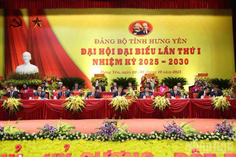 The Presidium of the first congress of the Hung Yen Provincial Party Committee for the 2025–2030 term. (Photo: nhandan.vn) daihoihungyen-031025-5.jpg