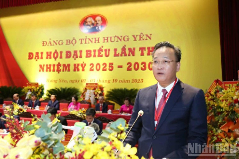 Nguyen Huu Nghia, PCC member and Secretary of Hung Yen Provincial Party Committee, delivers the opening speech at the congress. (Photo: nhandan.vn) daihoihungyen-031025-2.jpg