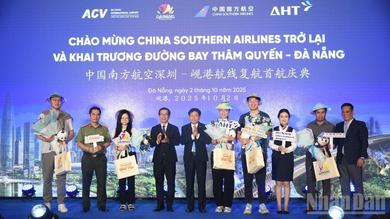 Da Nang welcomes the first guests from Shenzhen on the evening of October 2. (Photo: ANH DAO) duongbay-031025.jpg