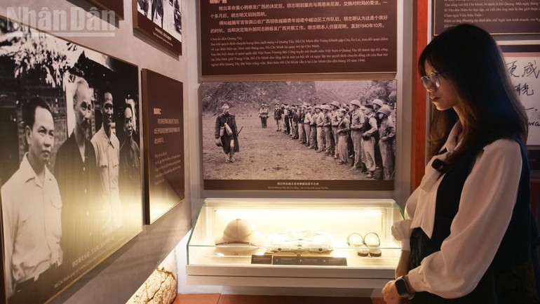 Ha Thi Lan Phuong, a Vietnamese student at Yunnan University, visits the Ho Chi Minh Relic Site in Kunming. theochanbacho-057-1.jpg