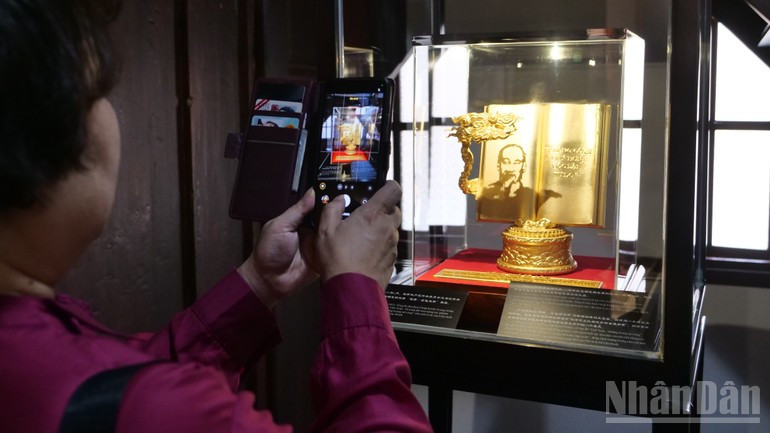 Vietnamese visitors take a photo of the sculpture “Viet Nam – Glorious Pages of History” presented by General Secretary To Lam to the Ho Chi Minh Relic Site in Kunming. theochanbacho-057-3.jpg