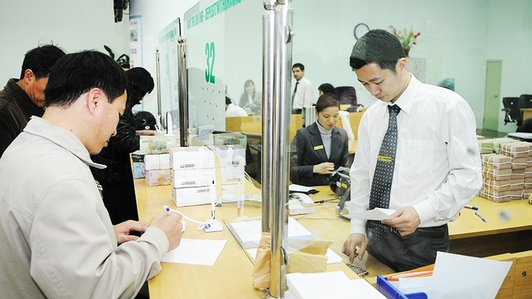 Transactions at Vietcombank. Photo: NAM NGUYEN giaodich-09825.jpg
