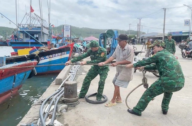 In response to the typhoon, authorities of Quang Ngai province are urgently implementing response measures to minimise storm damage. (Photo: VNA)