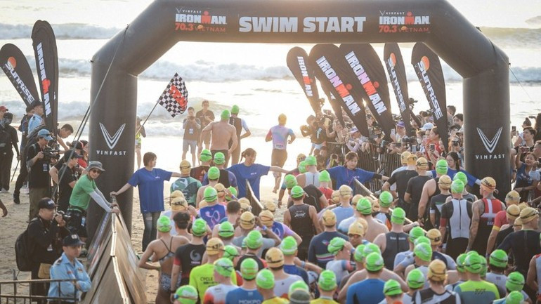 Athletes competing at IRONMAN 70.3 Da Nang in 2024. (Photo: nhandan.vn) ironman-da-nang-23925.jpg