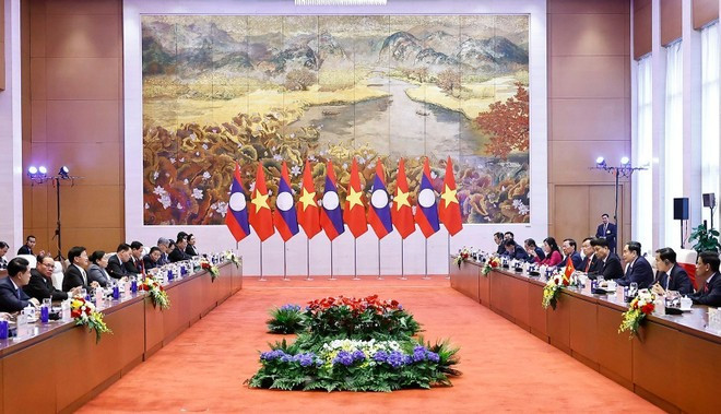 The meeting between Chairman of the Vietnamese National Assembly Tran Thanh Man and Party General Secretary and President of Laos Thongloun Sisoulith in Ha Noi on January 26, 2026. (Photo: VNA)