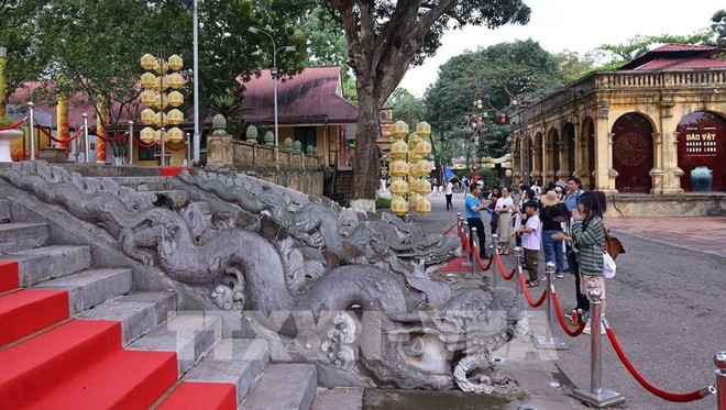 Tourists visit Kinh Thien Palace in the world heritage site of Thang Long Imperial Citadel. (Photo: VNA) thang-long-07625.jpg