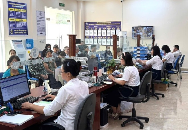 Officials, civil servants of Chuong My commune handle citizens' request (Photo: VNA) Officials, civil servants of Chuong My commune handle citizens' request (Photo: VNA)