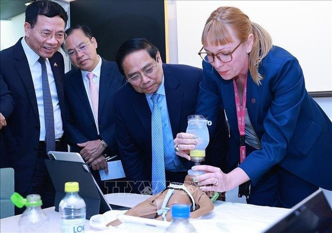 PM Pham Minh Chinh observes a neonatal emergency care simulation conducted using the technologies developed by the Karolinska Institutet. (Photo: VNA) PM Pham Minh Chinh observes a neonatal emergency care simulation conducted using the technologies developed by the Karolinska Institutet. (Photo: VNA)