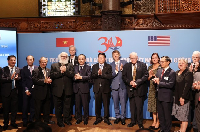State President Luong Cuong and delegates (Photo: VNA) State President Luong Cuong and delegates (Photo: VNA)