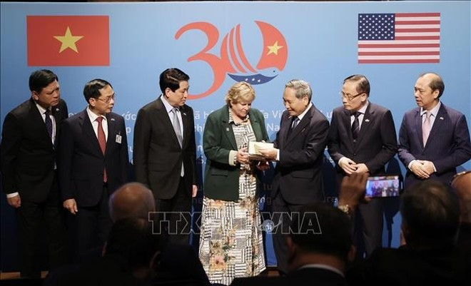 President Luong Cuong joins Vietnamese and US veterans and their families in seeing wartime mementoes and documents. (Photo: VNA) President Luong Cuong joins Vietnamese and US veterans and their families in seeing wartime mementoes and documents. (Photo: VNA)