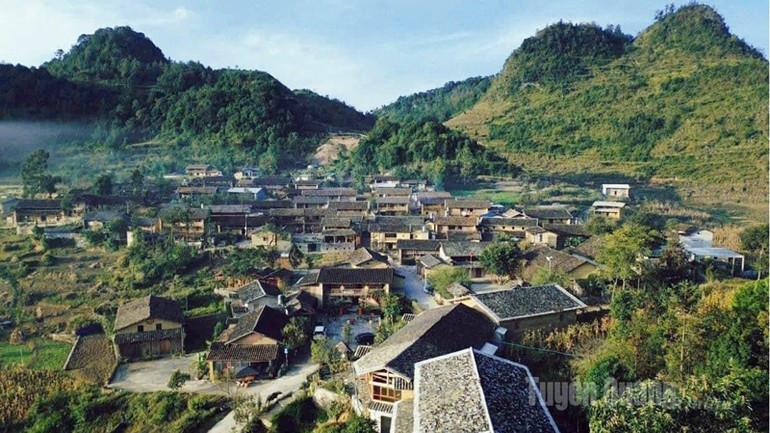 Lo Lo Chai Cultural Tourism Village attracts a large numbers of visitors with its rustic and tranquil beauty. (Photo: baotuyenquang.com.vn langvanhoalolochai-181025-1.jpg
