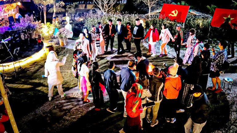 Visitors experience various activities at local homestays. (Photo: baotuyenquang.com.vn) langvanhoalolochai-181025-2.jpg