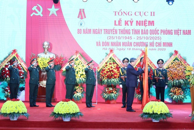 Party General Secretary To Lam presents the Ho Chi Minh Order to the General Department II on the occasion of its 80th traditional anniversary. (Photo: VNA) Party General Secretary To Lam presents the Ho Chi Minh Order to the General Department II on the occasion of its 80th traditional anniversary. (Photo: VNA)