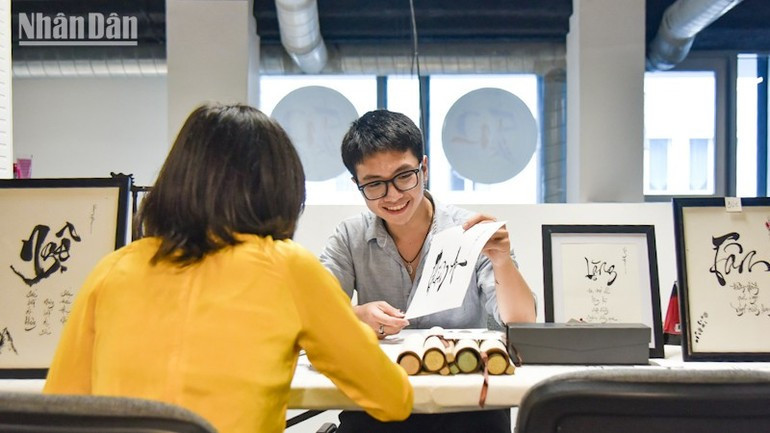 Many young people were captivated by the traditional Vietnamese art of calligraphy. (Photo: MINH DUY) bonjour-vn-ngay-1-duy-5.jpg