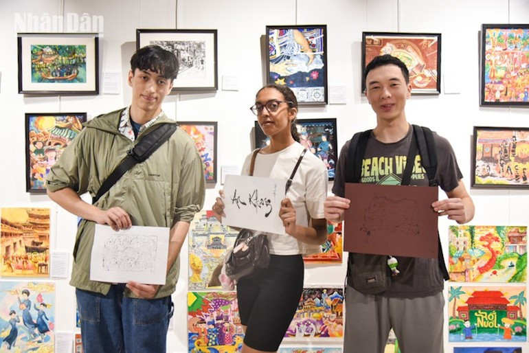 Chloé Valtida was fascinated by the chance to experience Vietnamese culture, while brothers Axel and Raphael Tran Van Ti seemed to gain a deeper understanding of their roots through various cultural activities. (Photo: MINH DUY) bonjour-vn-ngay-1-duy-3.jpg