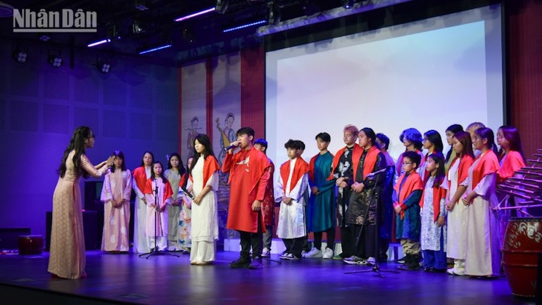 The “Brilliant Viet Nam” art performance – rich in tradition but contemporary in spirit – was staged and performed by young talents. (Photo: KHAI HOAN) bonjour-vn-ngay-1-duy-1-707.jpg