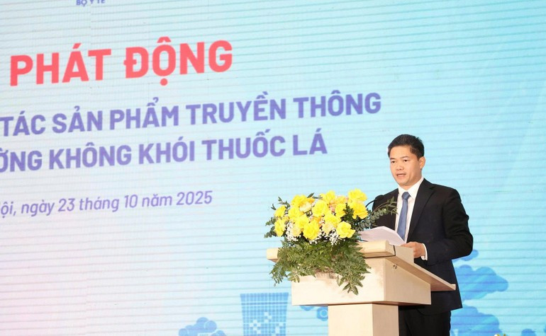 Dr Vu Manh Ha, Alternate Member of the Party Central Committee and Standing Deputy Minister of Health, delivered a speech at the event phatbieu-khoithuoc-231025.jpg