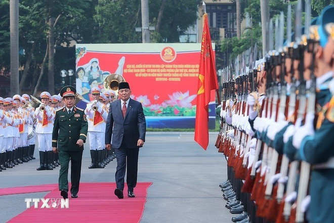 Minister of National Defence General Phan Van Giang (right) and his Indonesian counterpart Sjafrie Sjamsoeddin review the guard of honor of the Viet Nam People's Army at the welcome ceremony for the latter in Ha Noi on July 30. (Photo: VNA) Minister of National Defence General Phan Van Giang (right) and his Indonesian counterpart Sjafrie Sjamsoeddin review the guard of honor of the Viet Nam People's Army at the welcome ceremony for the latter in Ha Noi on July 30. (Photo: VNA)