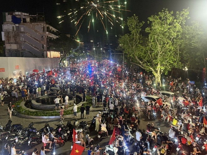 People gather at Dong Kinh Nghia Thuc Square, proudly carrying the national flag to celebrate the victory. (Photo: VNA) People gather at Dong Kinh Nghia Thuc Square, proudly carrying the national flag to celebrate the victory. (Photo: VNA)