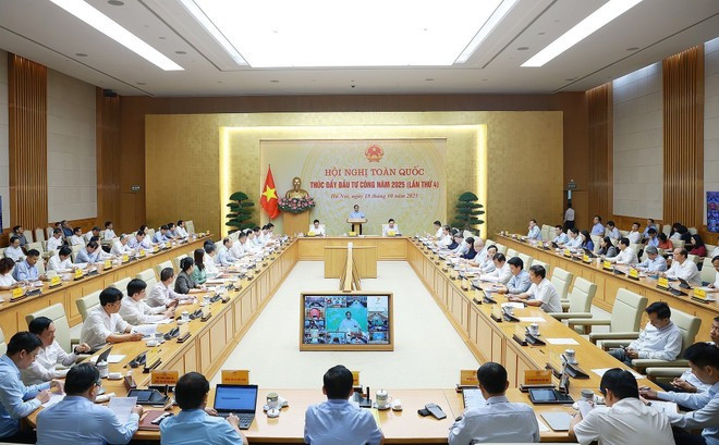 an overview of the fourth nationwide conference on public investment promotion for 2025, held in person at the Government's Headquarters and connected online with 34 provinces and cities. (Photo: VNA) an overview of the fourth nationwide conference on public investment promotion for 2025, held in person at the Government's Headquarters and connected online with 34 provinces and cities. (Photo: VNA)