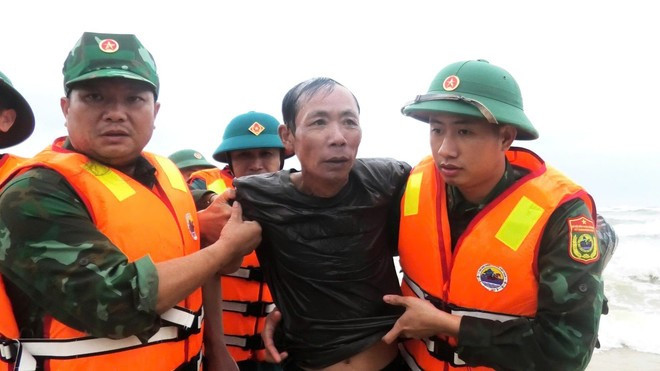 Border guards rescue a man from a sunken ship on November 12, 2025 at Nhat Le estuary. (Photo: VNA)