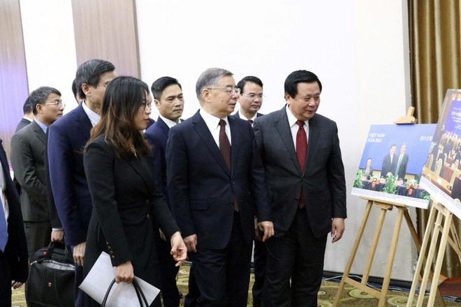 Vietnamese and Chinese delegates visit a photo exhibition held on the occasion of the 20th theory seminar between the Communist Party of Viet Nam (CPV) and the Communist Party of China (CPC). (Photo: VNA)