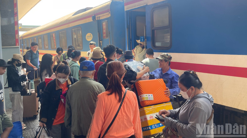 Recently, the railway has become increasingly attractive to tourists. dulichduongsat-231025.jpg