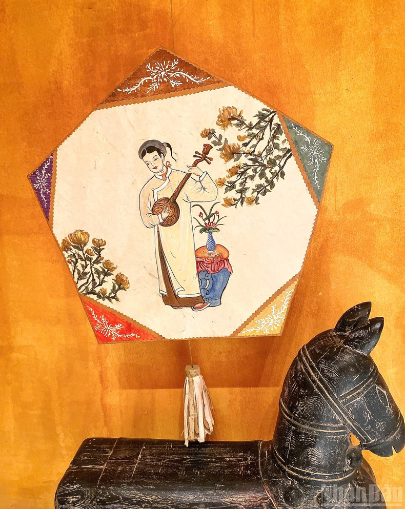 Do paper, earth pigments, bamboo fibre, diep powder, the Hang Trong To Nu paintings, and the old star-shaped lantern frame together create nostalgic models imbued with Vietnamese cultural essence. dentrungthutruyenthong-08925-4.jpg