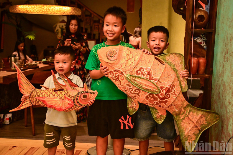 The traditional Mid-Autumn lanterns creatively crafted by the artisan drew much attention from visitors, especially children. dentrungthutruyenthong-08925-6.jpg