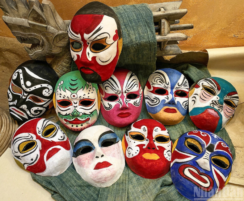 In addition to lanterns, masks inspired by tuong and hat boi theatre arts also offer visitors distinctive experiences at the exhibition. dentrungthutruyenthong-08925-12.jpg