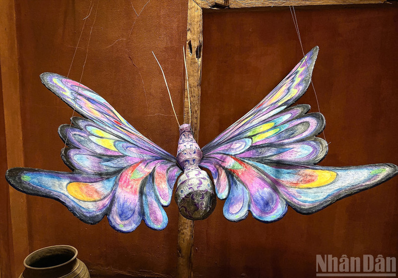The Butterfly Canopy lantern symbolises the wish for a Mid-Autumn full of vibrant colours. dentrungthutruyenthong-08925-11.jpg