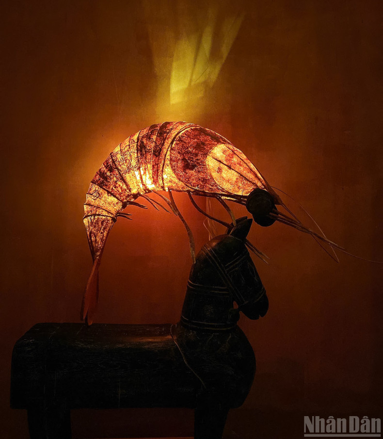 Mid-Autumn lantern shaped like a shrimp, made of dó paper, painted with earth colours and courtly floral motifs dentrungthutruyenthong-08925-7.jpg