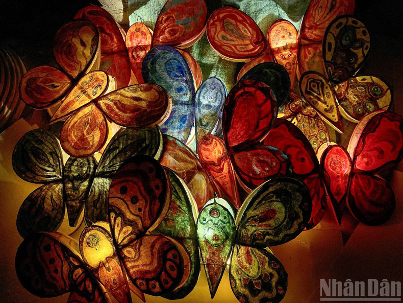 Colourful butterfly-shaped lanterns at the exhibition. dentrungthutruyenthong-08925-8.jpg