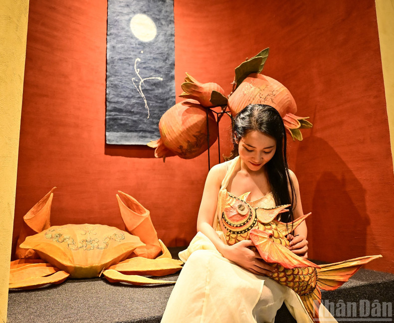 The author with her “Carp Transforming into Dragon” creation. dentrungthutruyenthong-08925-5.jpg
