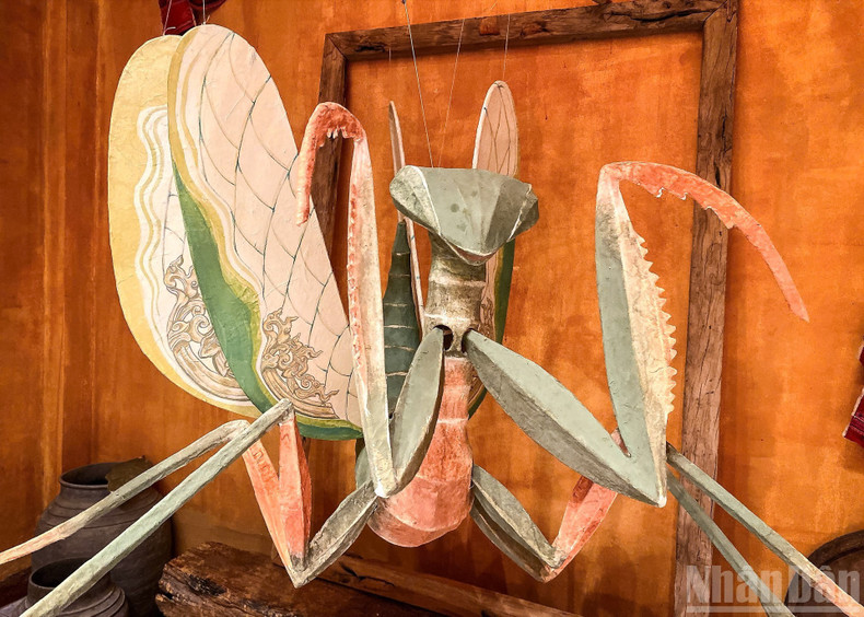 Out of curiosity and a spirit of challenge, the “Mantis Lantern” was created with great effort, ensuring harmonious colours and translucency when lit from within. dentrungthutruyenthong-08925-10.jpg