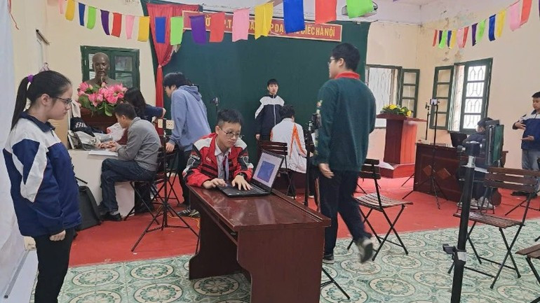 Tran Thuan Hieu teaches programming to children in Mu Cang Chai. (Photo: nhandan.vn) laptrinh-30725.jpg