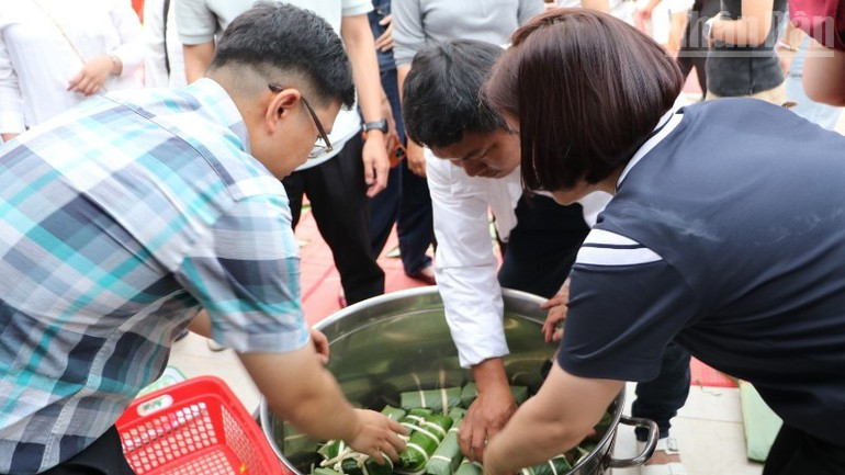 After a busy afternoon of preparation and wrapping, more than 100 staff members completed over 300 banh chung. (Photo: DINH TRUONG)