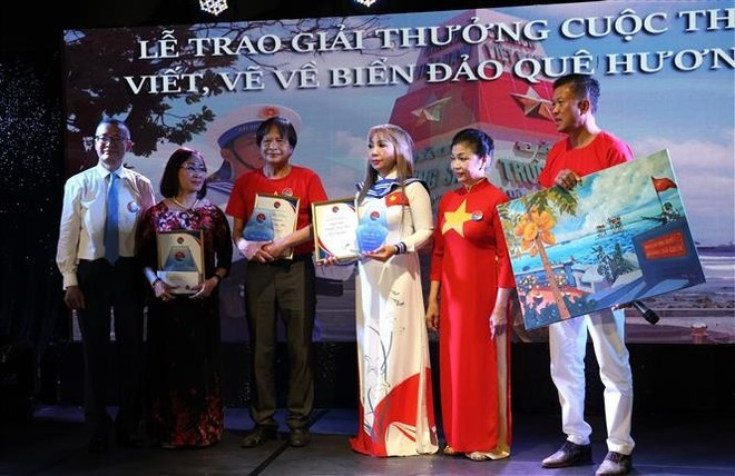 Vietnamese Ambassador to Germany Vu Quang Minh (first, left) and three first-prize winners of the “For the Homeland’s Seas and Islands” writing and painting contest. (Photo: VNA) Vietnamese Ambassador to Germany Vu Quang Minh (first, left) and three first-prize winners of the “For the Homeland’s Seas and Islands” writing and painting contest. (Photo: VNA)
