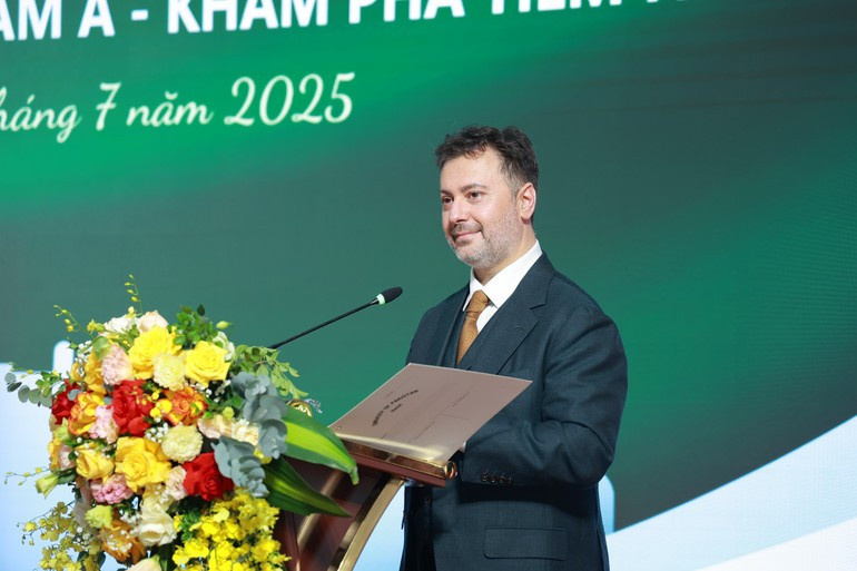 Pakistani Ambassador to Viet Nam Kohdayar Marri speaking at the event. (Photo: nhandan.vn) daisupakistan-05725.jpg
