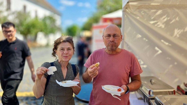 Hungarian visitors enjoying Vietnamese food ngayhoivanhoavntaibudapest-30625-2.jpg
