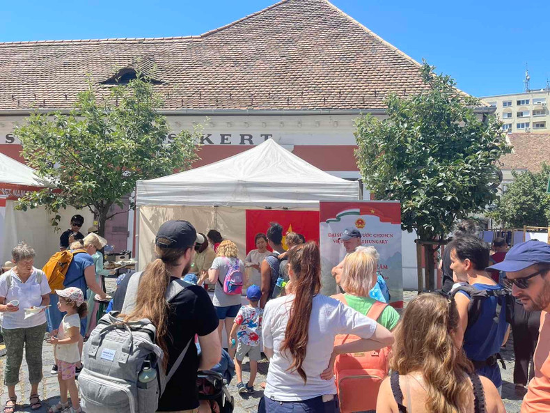 Many visitors visited the Vietnam booth ngayhoivanhoavntaibudapest-30625-3.jpg