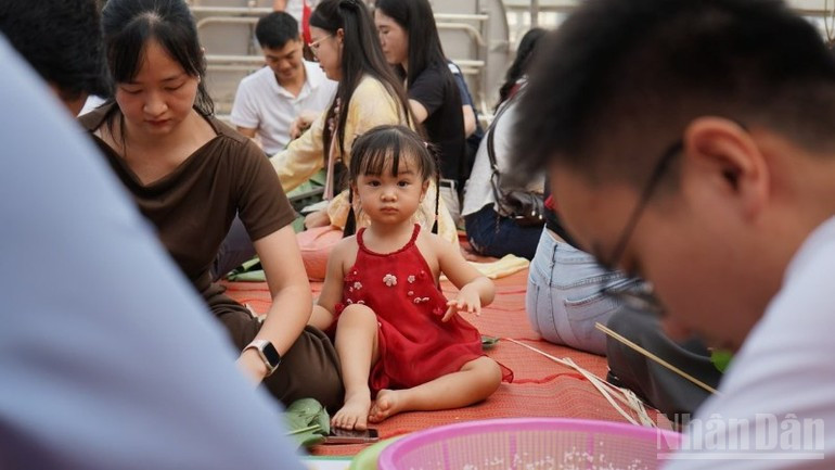 The programme helps sustain and spread appreciation for Vietnamese cultural traditions among Vietnamese living far from home, while also giving younger generations a chance to learn and experience the warm atmosphere of family gatherings through wrapping banh chung together. (Photo: DINH TRUONG)