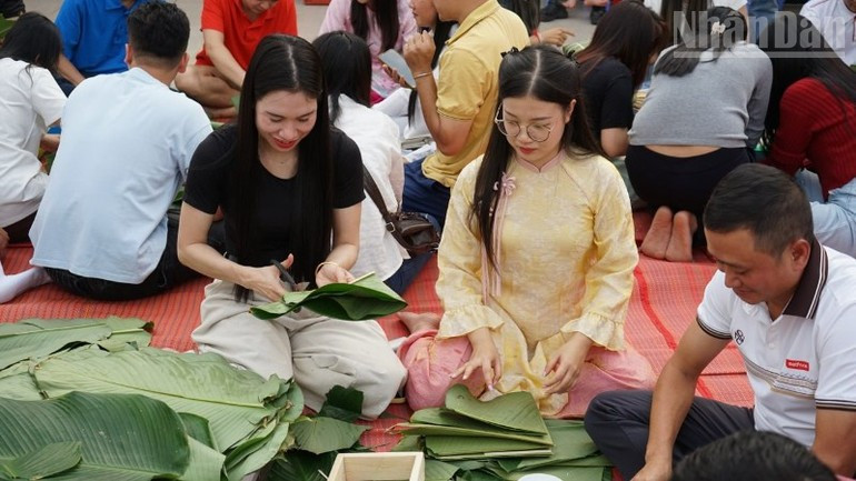 Ha Le Que Anh (in a yellow outfit) shared that working far from family and homeland is also a way to mature. “When preparing for Tet here with everyone, I realise that Tet is not only about going home, but also about being with people who care about you.” (Photo: DINH TRUONG)