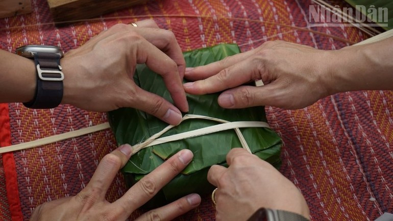 Each banh chung is the collective result of the whole group, filled with affection and goodwill for compatriots and friends in Cambodia. (Photo: DINH TRUONG)